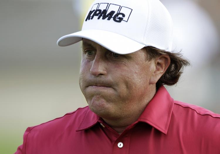 Udspurgt. Wall Street Journal mener at vide, at Phil Mickelson blev passet af efterforskere efter torsdagens runde ved PGA-turneringen i Ohio. 