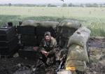 MILITÆRT. Ukrainsk soldat ved en kontrolpost uden for militshøjborgen Slovjansk holder pause. Nu vil russiske anklagere have ukrainere dømt for angreb på civile. 
