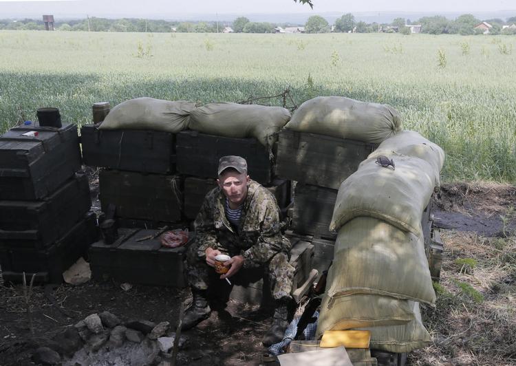 MILITÆRT. Ukrainsk soldat ved en kontrolpost uden for militshøjborgen Slovjansk holder pause. Nu vil russiske anklagere have ukrainere dømt for angreb på civile. 