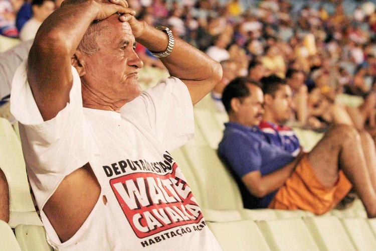 Jammer. Sejrens glæde er kun en pause i lidelsen. 'Loucos de futbol' sidder blandt fans på lægterne. 