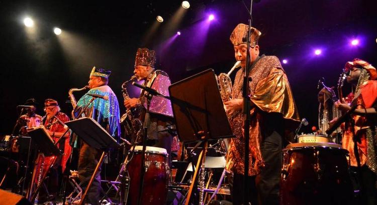 Veteraner. Sun Ra Arkestra består blandt andet af musikere, der har spillet med Sun Ra i et halvt århundrede. På onsdag kan de opleves i Jazzhouse. 