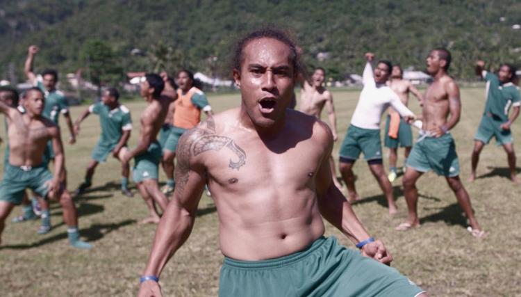 Sejr. Jaiyah Saelu er fa'afafine - det tredje køn - og beundres for sit boldspil for American Samoa , der opnår fremgang i 'Next Goal Wins'. 