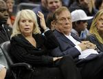 skilsmisse. Shelly Sterling har bedt om skilsmisse fra sin mand, Donald Sterling, som er blevet idømt livsvarig udelukkelse fra basketsporten i USA oven på racistiske bemærkninger. 