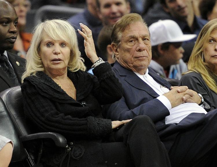skilsmisse. Shelly Sterling har bedt om skilsmisse fra sin mand, Donald Sterling, som er blevet idømt livsvarig udelukkelse fra basketsporten i USA oven på racistiske bemærkninger. 
