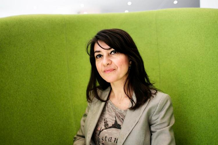 udstødt. Ciler Ilhan modtog EU's litteraturpris i 2011. Novellesamlingen, der er udkommet på dansk, handler om eksil, fysisk som psykis. Og om kvinder og børn, der lever i en slags eksil i en familiestruktur, der ikke opfatter dem som individer. 