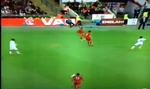papirflyver. Peru-spilleren Hansell Riojas (nederst) vidste ikke, hvad der ramte ham i nakken, da en papirflyver fra øverste tribuneafsnit trodsede naturlove og sandsynlighedsberegninger på Wembley. 