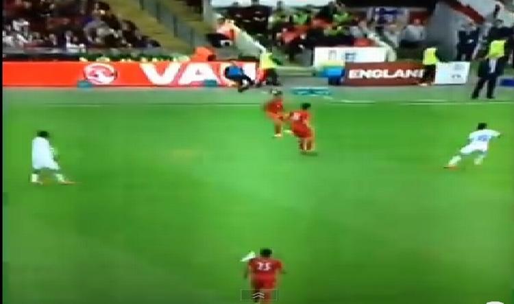 papirflyver. Peru-spilleren Hansell Riojas (nederst) vidste ikke, hvad der ramte ham i nakken, da en papirflyver fra øverste tribuneafsnit trodsede naturlove og sandsynlighedsberegninger på Wembley. 