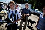 Offensiv. Fredagsmarkedet i Brørup er det sted, hvor Venstre-medlemmerne Anders Jørgensen, Svend Nørskov Povlsen, Knud Dahl og Vibeke Lyngby forsøger at hverve medlemmer. Under kommunalvalgkampen var der en, der spyttede efter medlemmerne. 