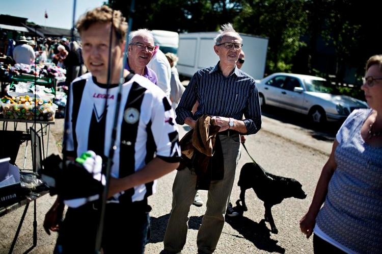 Offensiv. Fredagsmarkedet i Brørup er det sted, hvor Venstre-medlemmerne Anders Jørgensen, Svend Nørskov Povlsen, Knud Dahl og Vibeke Lyngby forsøger at hverve medlemmer. Under kommunalvalgkampen var der en, der spyttede efter medlemmerne. 