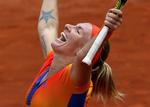 favorit-dræber. En stærkspillende Svetlana Kuznetsova leverede sammen med Petra Kvitova en imponerende dyst i en maraton-kamp ved French Open. 