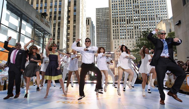 DANSEHIT. Psy optræder med 'Gangnam Style' på NBC i USA. Nu er hans superhit set to milliarder gange på Yootube. 