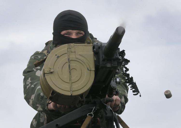 Kampe. En ukrainske soldat sender granater mod prorussiske seperatister ved byen Slovjansk. 
