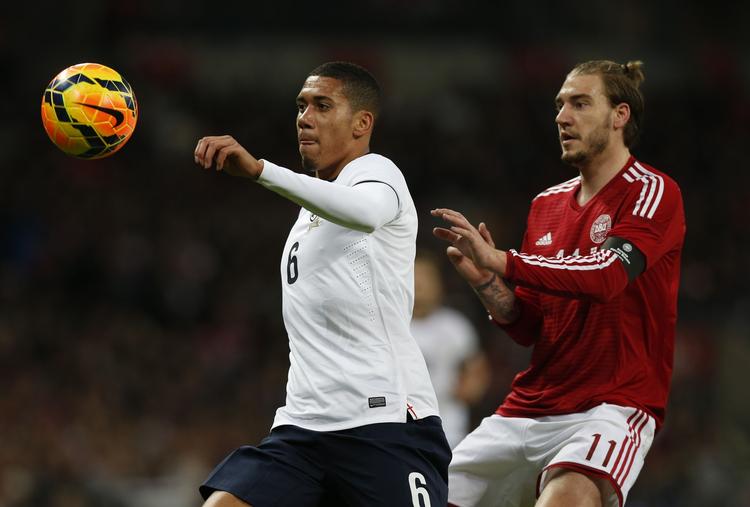 skiftedag. Nicklas Bendtner (th) har ikke fået meget spilletid hos Arsenal de seneste sæsoner, og pladsen på landsholdet skal også generobres med en ny klub. 