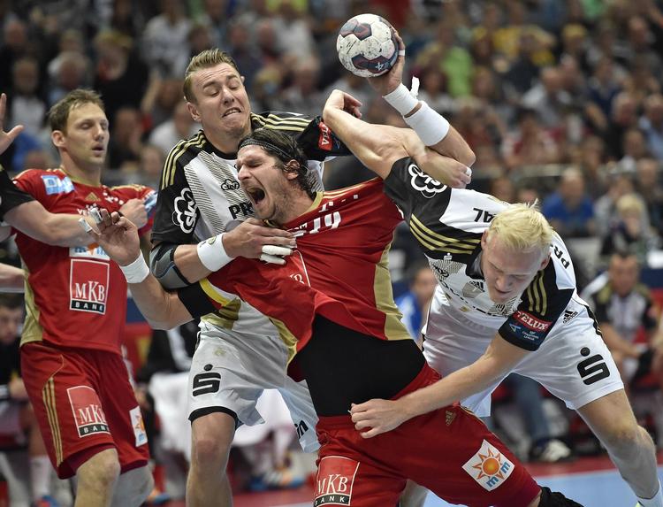 brydekamp. Kiel og Veszprem kæmpede længe en lige kamp, indtil tyske kontraløb afgjorde opgøret om adgang til CL-finalen. 