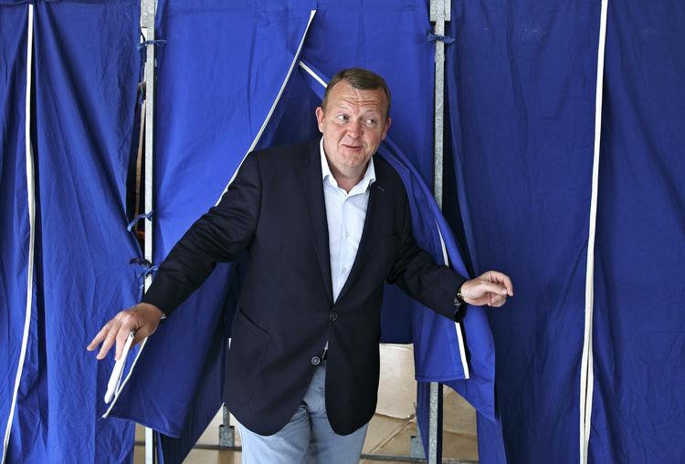 Humørskifte. Lars Løkke Rasmussen havde smil på læberne frem, da han stemte sidste weekend. Senere på aftenen var humøret en helt andet. 