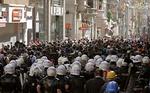 Protest. Hundredvis af demonstranter i landets største by Istanbul. 