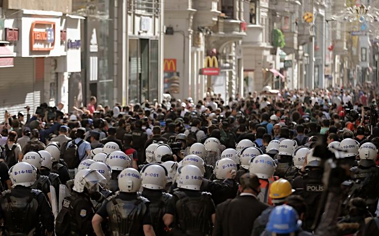 Protest. Hundredvis af demonstranter i landets største by Istanbul. 