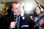 presset. >Lars Løkke Rasmussen var omringet af partifæller og kameraer, da han sidste søndag talte på valg aftenen. Venstre gik et mandat tilbage ved EP-valget, og siden er kritikken af Løkke blusset op internt i partiet. 