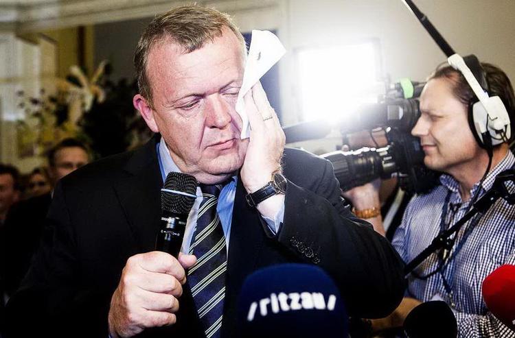 presset. >Lars Løkke Rasmussen var omringet af partifæller og kameraer, da han sidste søndag talte på valg aftenen. Venstre gik et mandat tilbage ved EP-valget, og siden er kritikken af Løkke blusset op internt i partiet. 