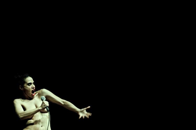 lort. Den prisbelønnede italienske monolog 'La Merda' med Silvia Gallerano er et af de udenlandske gæstespil, som kommer til København under CPH Stage. 