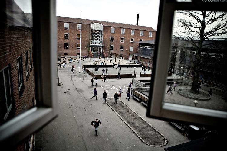 folkeskolen. Børneforsker Erik Sigsgaard mener det stigende antal anmeldelser bl.a. handler om, at vi har forladt en tavshedskultur, hvor man har lukket øjnene for, at vold rent faktisk finder sted i folkeskolen. 