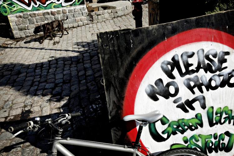 HASHHANDEL. Pusherne på Christiania er begyndt at være maskerede. Det gør fristadens beboere nervøse. 