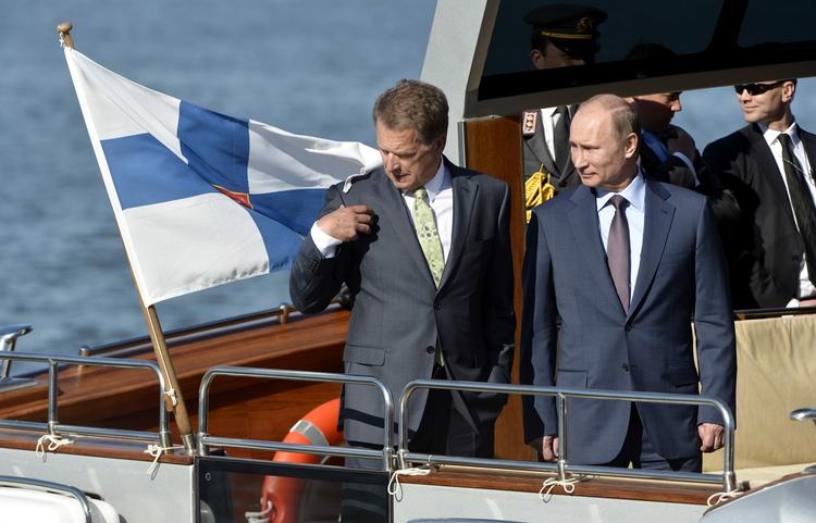 NABOER. Finlands præsident Sauli Niinistö har her officielt besøg af sin russiske kollega Vladimir Putin. Nu åbner finnerne for en debat om Finlands eventuelle tilslutning til nato - noget, russerne ikke er helt tilfredse med. 