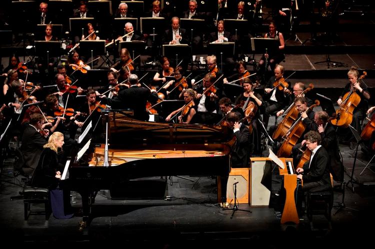 Tangenter. Almindeligt koncertflygel og syntetisk ondes martenot spillede hovedroller i opførelsen i Operaen fredag. Foto: Jacob Ehrbahn 