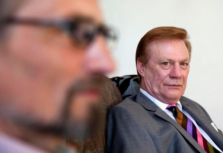 Underrettet. Det er ikke Niels Holck, Peter Bleach bærer nag til. Det er de britiske myndigheder, der i forvejen var informeret af ham om våbensmuglingen og siden har prøvet at fralægge sig ansvaret og fordreje kendsgerningerne. 