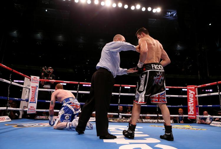 Afgørelse. Frochs frygtindgydende højre har sendt Groves i knæ. 