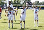 OPPE. En sejr over Brønshøj sikrede de glade Hobrospillere pladsen i Superligaen. 