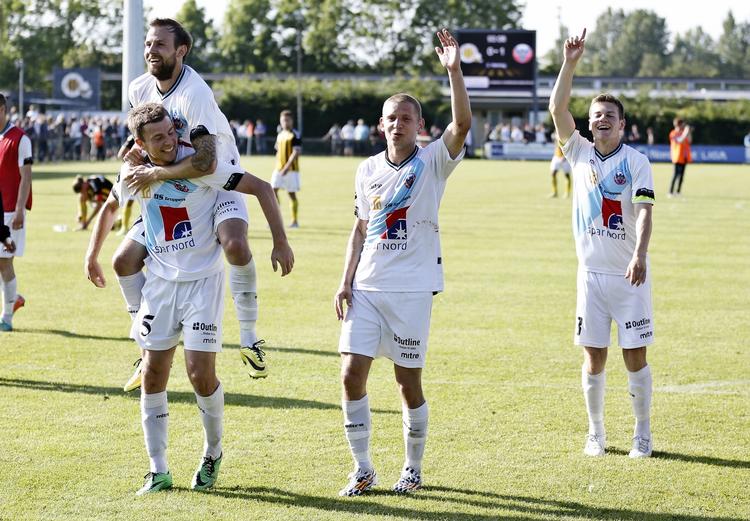 OPPE. En sejr over Brønshøj sikrede de glade Hobrospillere pladsen i Superligaen. 
