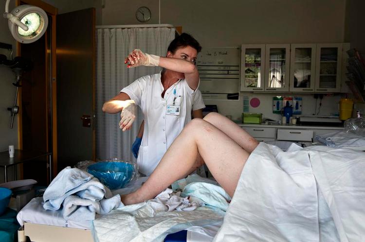 Liv. Jordemoder Lene Skou Jensen er bekymret over situationen på Rigshospitalet. »Der er ikke bare blevet skåret ind til benet. Der er skåret ind til marven«. Her gør hun klar til moderkagen ved Lena Andersens fødsel. 
