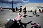 Sommer. Pinsen bliver solrig og varm, så der kan være mulighed for at komme på stranden. 