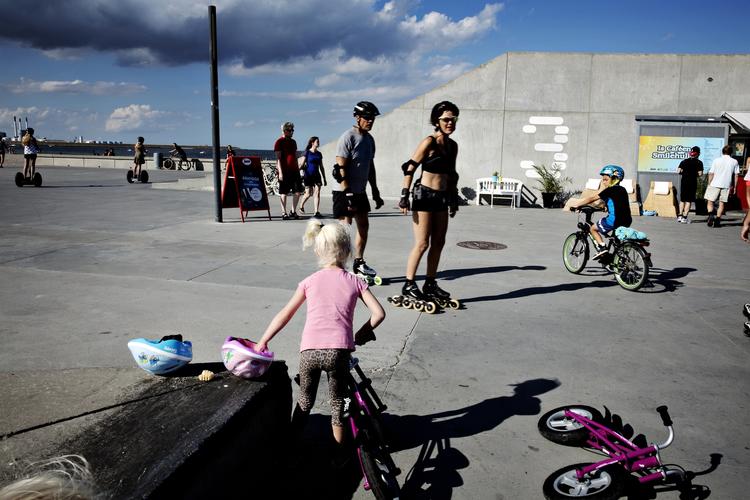 Sommer. Pinsen bliver solrig og varm, så der kan være mulighed for at komme på stranden. 