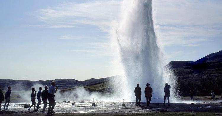 NATURSPRINGVAND. Strokkur er blandt de mest pålidelige gejsere i verden og har med 20-25 meter samtidig ret pæn højde på vandsøjlen. 