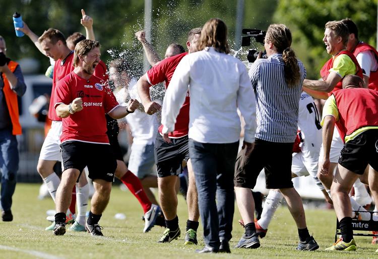 TILLYKKE. AC Horsens' kommende træner, Bo Henriksen, er på vej med en lykønskning til Jonas Dal, som i den kommende sæson skal prøve kræfter med Superligaen. 