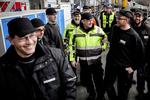 I ARBEJDE. Flere danskere kommer ud af arbejdsløshedskøen - ikke for at komme på en anden form for offentlig forsørgelse, men fordi de har fået et rigtigt job. Især i industrien bliver der ansat flere. (arkivfoto) 