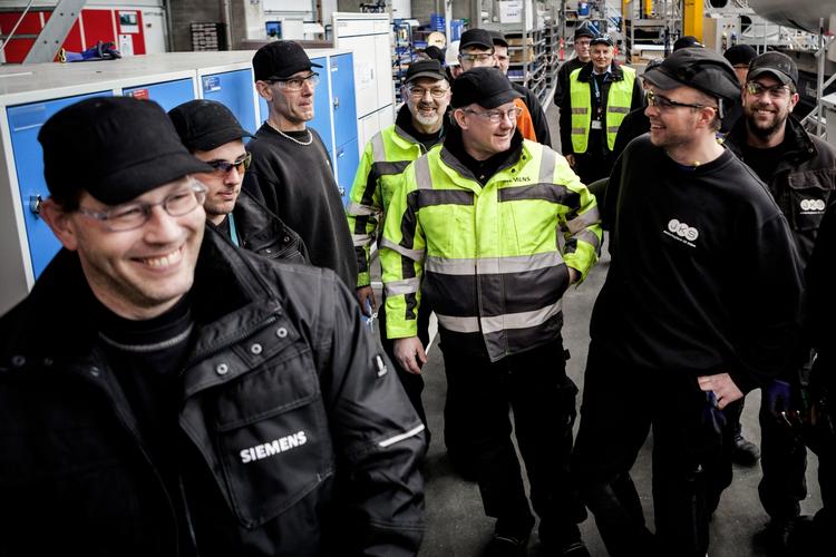 I ARBEJDE. Flere danskere kommer ud af arbejdsløshedskøen - ikke for at komme på en anden form for offentlig forsørgelse, men fordi de har fået et rigtigt job. Især i industrien bliver der ansat flere. (arkivfoto) 