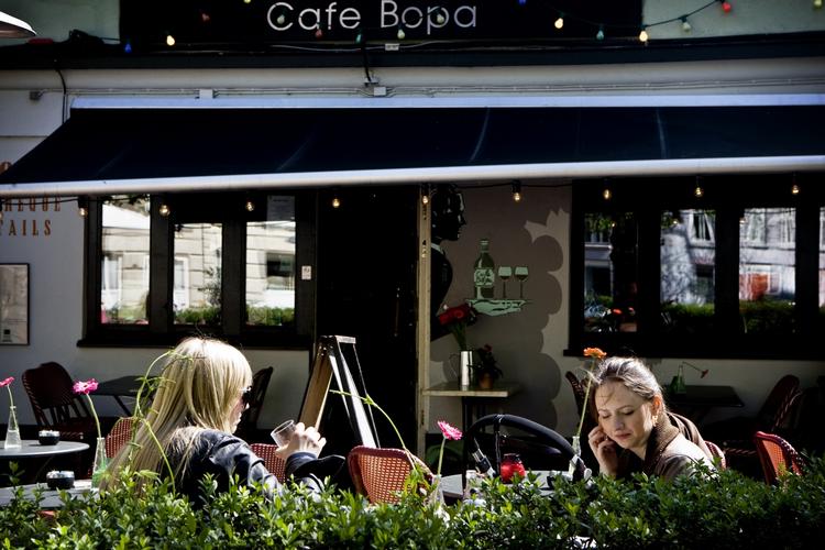 BOPA. Stå tidligt op og tag dit morgenmåltid i solen på Bopa Plads. 