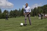 Inderside. En af Barack Obamas døtre spiller fodbold, så spillet med den lille runde er langt fra ukendt for USA’s præsident. 