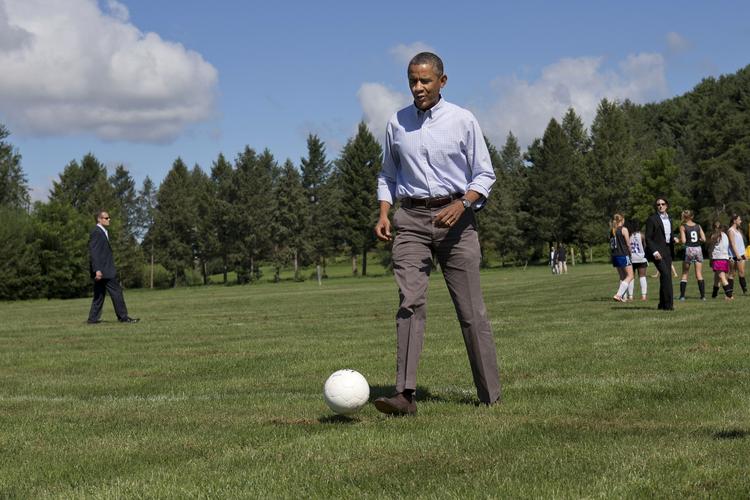 Inderside. En af Barack Obamas døtre spiller fodbold, så spillet med den lille runde er langt fra ukendt for USA’s præsident. 