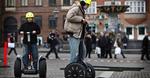 udfordring. Segway-tohjuleren er blevet godkendt i Norge, men politiet i Oslo bryder sig ikke om den. Dette billede er fra Danmark. 