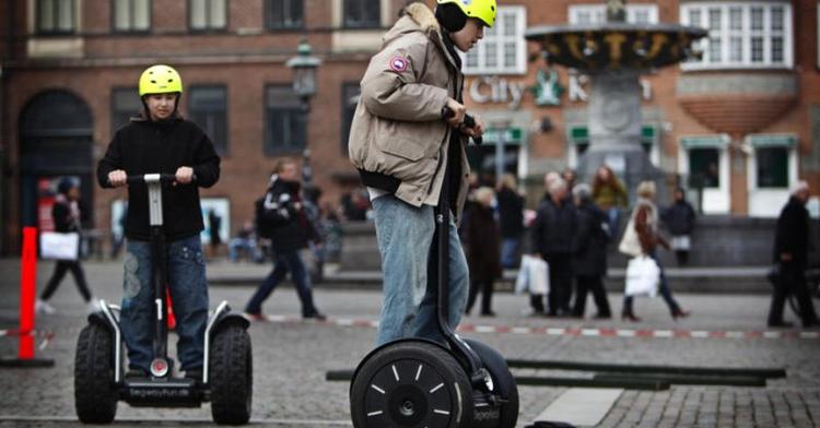 udfordring. Segway-tohjuleren er blevet godkendt i Norge, men politiet i Oslo bryder sig ikke om den. Dette billede er fra Danmark. 