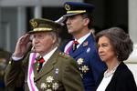 tronskifte. Den spanske kong Juan Carlos meddelte i dag, at han overdrager tronen til sin søn kronprins Felipe. 