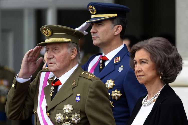 tronskifte. Den spanske kong Juan Carlos meddelte i dag, at han overdrager tronen til sin søn kronprins Felipe. 
