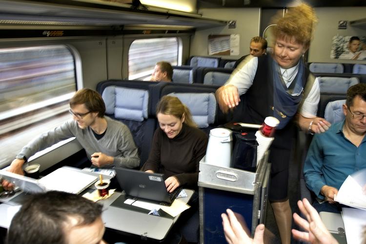 Hjulkiosk. DSB's salgsvogn var i mange år en hel lille rullende kiosk, der også bød på læsestof som Politiken, Anders And og Leif Panduro. 