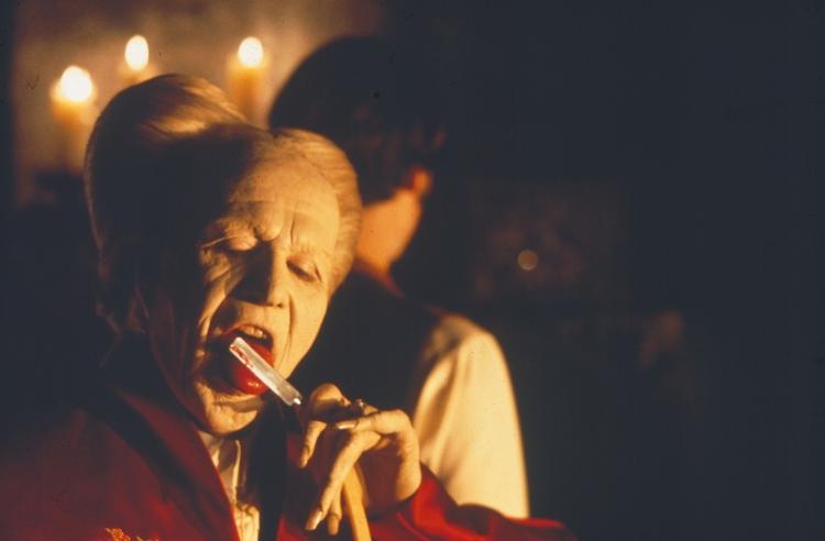Blod. Blodet som liv, energi, næring og troskab. Gary Oldman tørster efter det i 'Bram Stokers Dracula' fra 1992. Foto fra filmen 