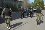 Internationalt. En delegation fra OSCE forhandlede sig i slutningen af april frem til, at en gruppe tilbageholdte observatører blev frigivet. Nu er to nye grupper tilbageholdt i Ukraine. 