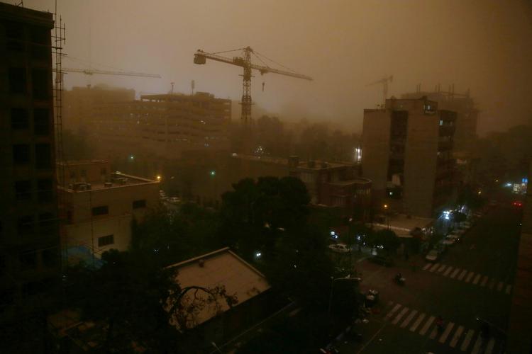 Støv. Teheran i dag, efter at en pludselig sandstorm ramte byen med vindstød op til 110 kilometer i timen. 